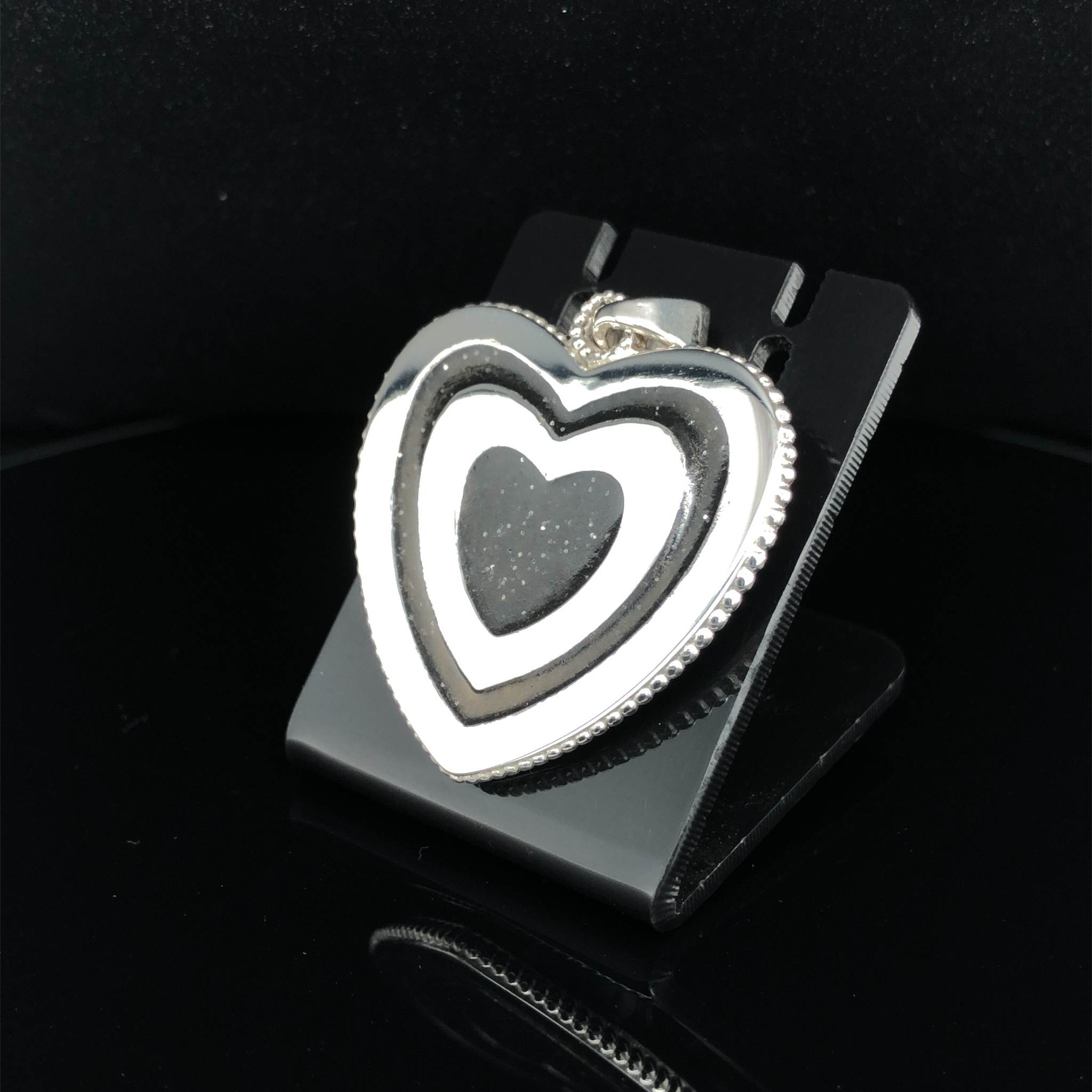 heart made of silver with graphene G-Flake®