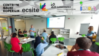 Projekt ESSA – Experimental Science – Szkoła jutrA był obecny na prestiżowej konferencji ECSITE 2025, która odbyła się w dniach 3–5 czerwca w Centrum Nauki Kopernik w Warszawie.