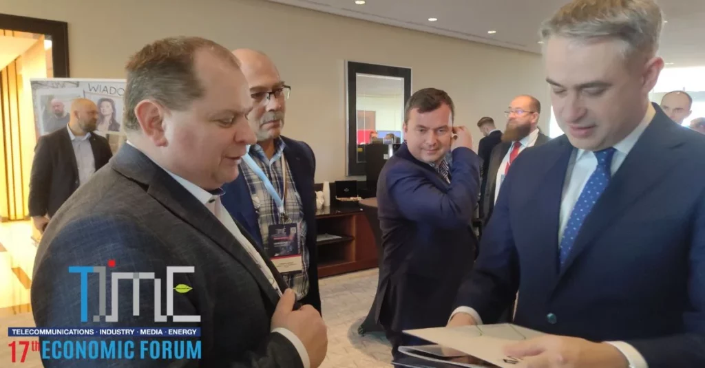 rozmowa mężczyzn w garniturach, logo time 17th economic forum