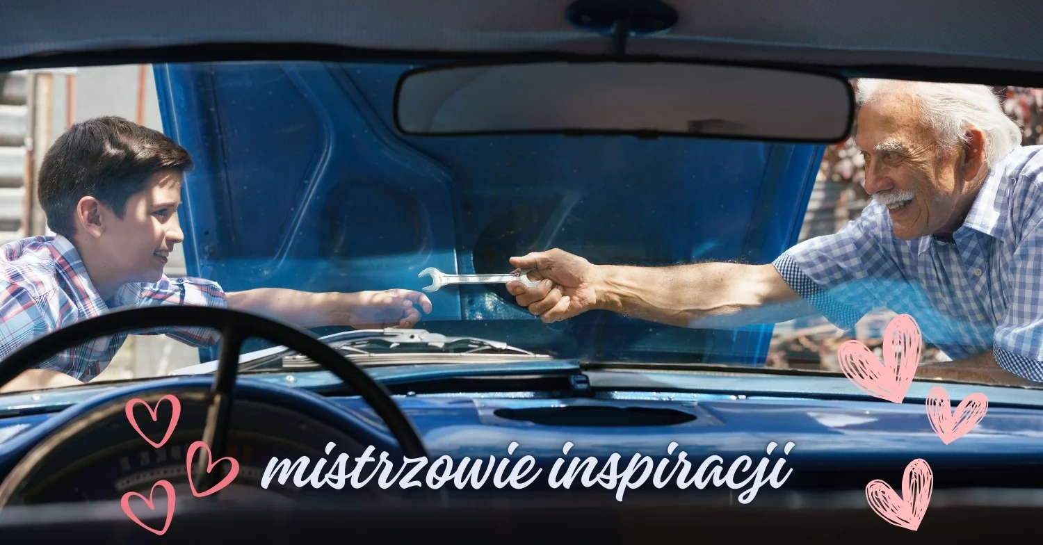 starszy mężczyzna podający klucz chłopcowi, podpis "mistrzowie inspiracji"