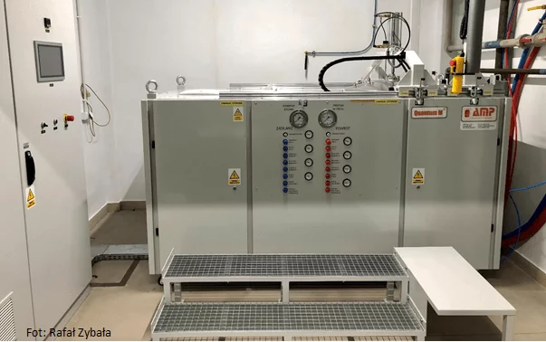 obrazek przedstawiający piec próżniowy w laboratorium