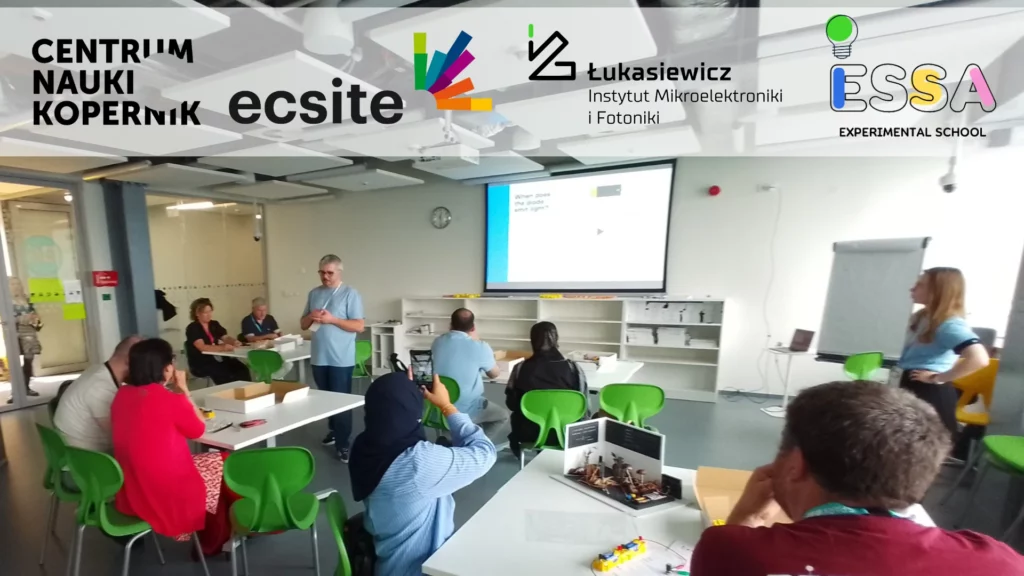 zdjęcie sali wykładowej oraz uczestników. Logotypy centrum nauki kopernik, ecsite, łukasiewicz imif, essa experimental school