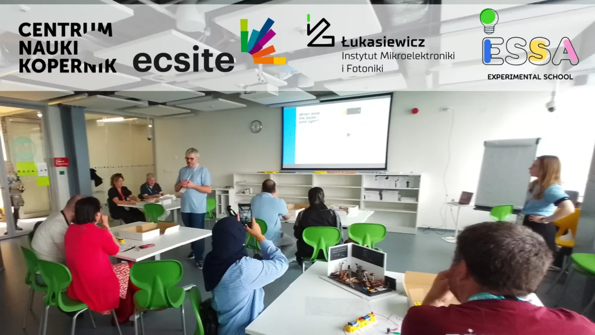 zdjęcie sali wykładowej oraz uczestników. Logotypy centrum nauki kopernik, ecsite, łukasiewicz imif, essa experimental school