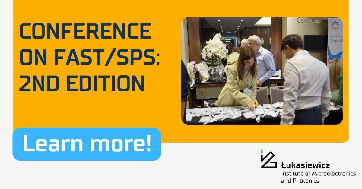 baner ze zdjęciem z konferencji przedstawiający kobietę wydającą wejściówkę mężczyźnie w koszuli i podpisem "conference on fast/sps: 2nd edition"