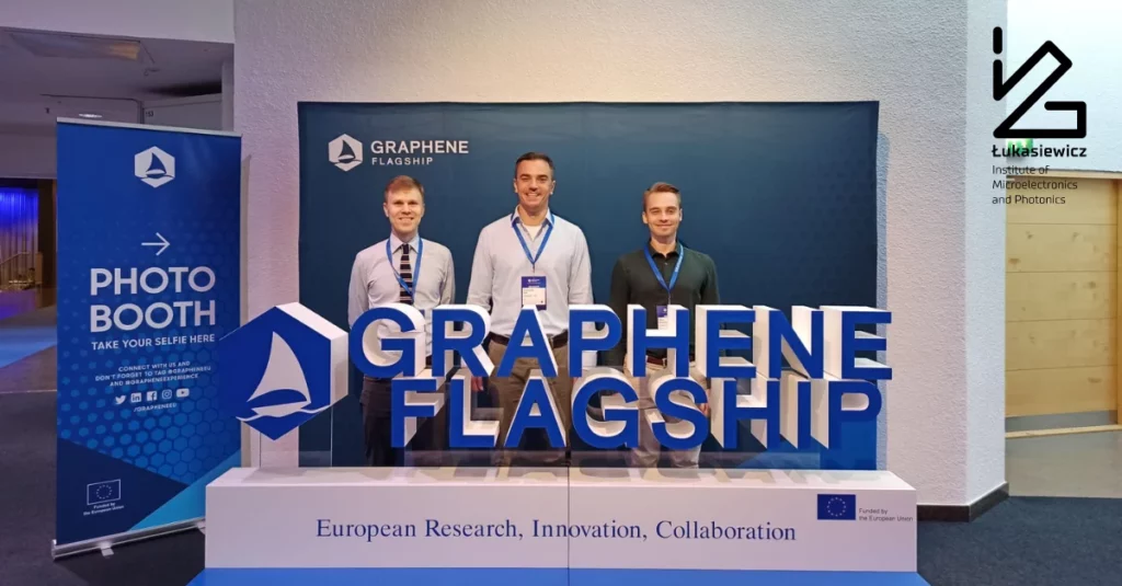 3 mężczyzn ubranych w koszule stojących za znakiem "graphene flagship"