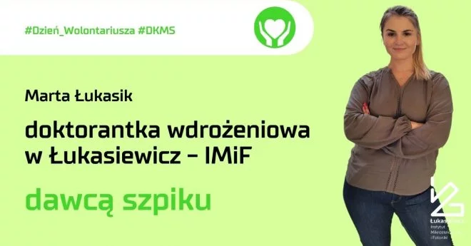 stojąca kobieta, a obok podpis "Marta Łukasik, doktorantka wdrożeniowa w Łukasiewicz - IMiF, dawcą szpiku